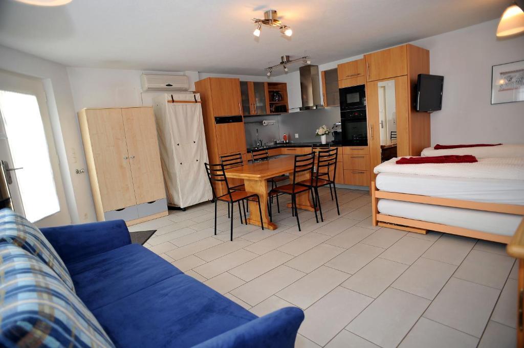 Niros Bed & Breakfast Birsfelden Pokoj fotografie