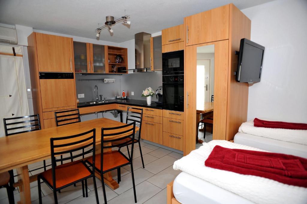 Niros Bed & Breakfast Birsfelden Pokoj fotografie