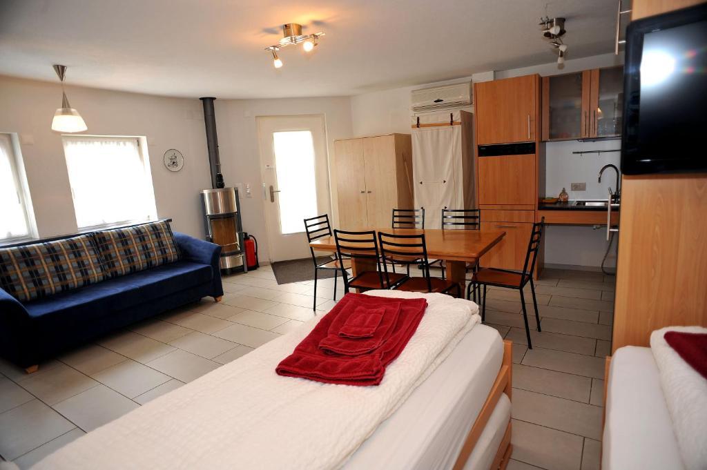 Niros Bed & Breakfast Birsfelden Pokoj fotografie