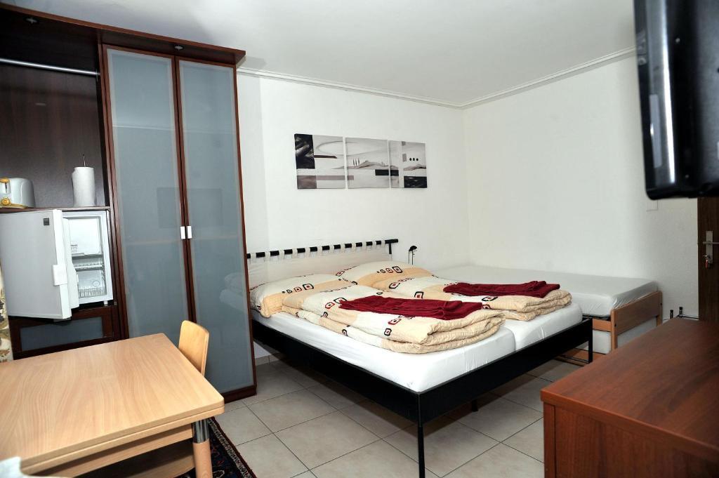 Niros Bed & Breakfast Birsfelden Pokoj fotografie